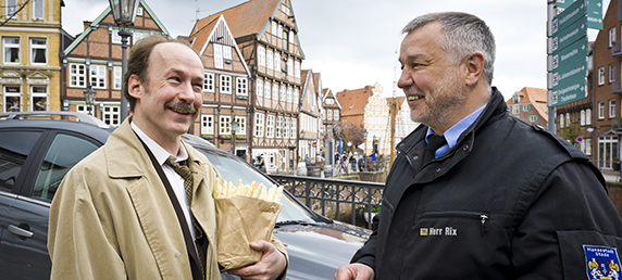 Eine Hand wäscht die andere