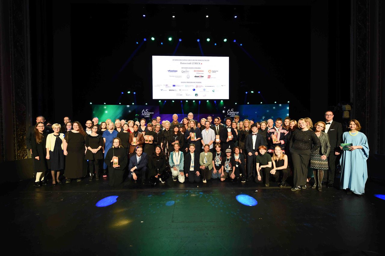 Gruppenfoto aller anwesenden Preisträger:innen, Juror:innen und Ehrengästen © Nordische Filmtage Lübeck / Olaf Malzahn