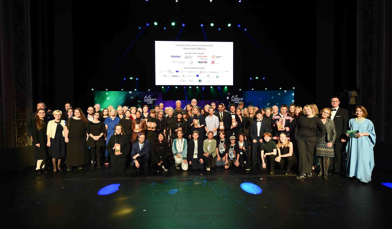 Gruppenfoto aller anwesenden Preisträger:innen, Juror:innen und Ehrengästen © Nordische Filmtage Lübeck / Olaf Malzahn