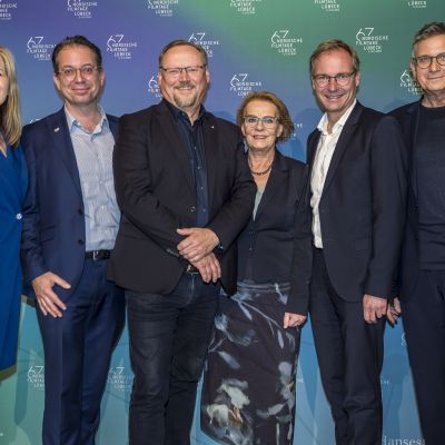 Susanne Kasimir (Geschäftsführerin NFL), Dr. Philipp Salamon-Menger, Peter Petereit (Stellv. Stadtpräsident der Hansestadt Lübeck, Monika Frank (Senatorin für Kultur und Bildung), Guido Wendt (Staatssekretär  Bildung, Wissenschaft, Forschung und Kultur), Thomas Hailer (Künstlerische Leitung NFL)