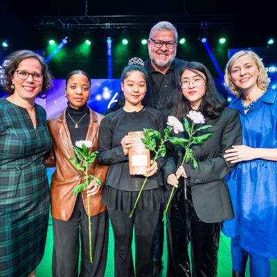 Dr. Felicia Sternfeld (Jurorin CineStar-Preis), Naomi Kelechi Odhiambo (Iwidobo Kollektiv), Jasmin Luu (Iwidobo Kollektiv), Oliver Fock (Geschäftsführer von CineStar), Lea Wang (Iwidobo Kollektiv), Pola Rader (Jurorin CineStar-Preis) © Nordische Filmtage Lübeck / Olaf Malzahn