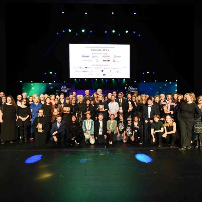 Gruppenfoto aller anwesenden Preisträger:innen, Juror:innen und Ehrengästen © Nordische Filmtage Lübeck / Olaf Malzahn