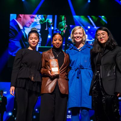 Jasmin Luu (Iwidobo Kollektiv), Naomi Kelechi Odhiambo (Iwidobo Kollektiv), Pola Rader (Jurorin CineStar-Preis), Lea Wang (Iwidobo Kollektiv) © Nordische Filmtage Lübeck / Olaf Malzahn