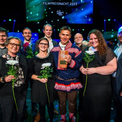 Mit Preis: Gard Emil (Schauspieler "Let the River Flow"), zusammen mit der Publikumsjury der Lübecker Nachrichten © Nordische Filmtage Lübeck / Olaf Malzahn