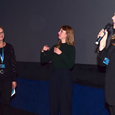 Martina Fluck (Moderatorin), Anne Lenz (Gebärdendolmetscherin), Margreth Olin (Regie "Songs of Earth") © Nordische Filmtage Lübeck / Wolf-Dietrich Turné
