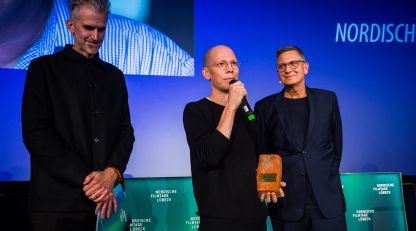 Carl Olsson (Regisseur "Vintersaga") nimmt stellvertretend den Ehrenpreis für Roy Andersson entgegen © Nordische Filmtage / Olaf Malzahn