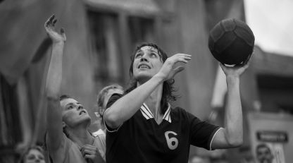 Ulya zielt mit Blick auf den Korb