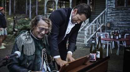 Manfred und Anker spielen gemeinsam Klavier bei einer Gartenparty