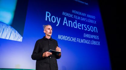 Ehrenpreis für Roy Andersson, Laudator Fred Scott © Nordische Filmtage Lübeck / Olaf Malzahn