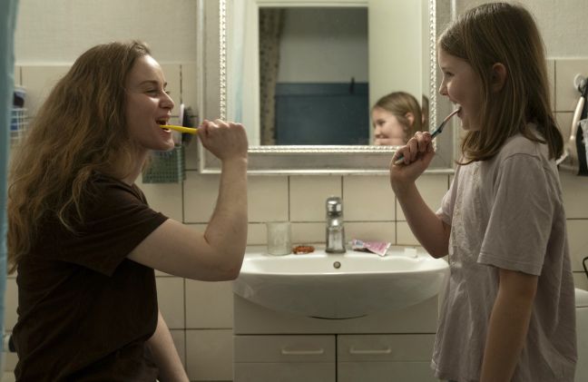 Sofia und Clara putzen die Zähne