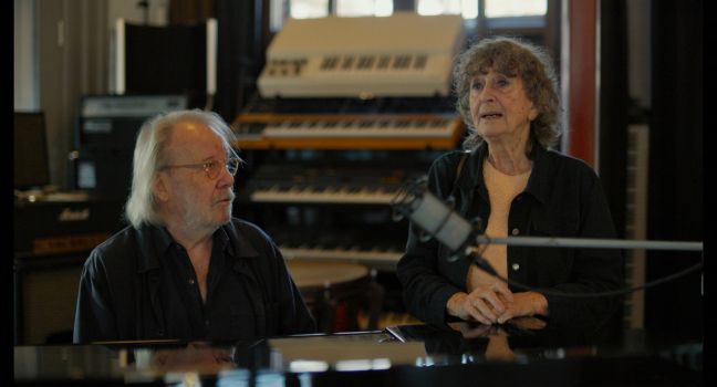 Siw Malmkvist im Studio auf den Flügel lehnend, daneben Benny Andersson am Klavier