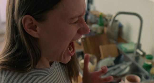 Ilona schreit, im Hintergrund Chaos