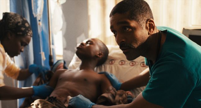 Medizinisches Personal bei der Wundversorgung eines Patienten