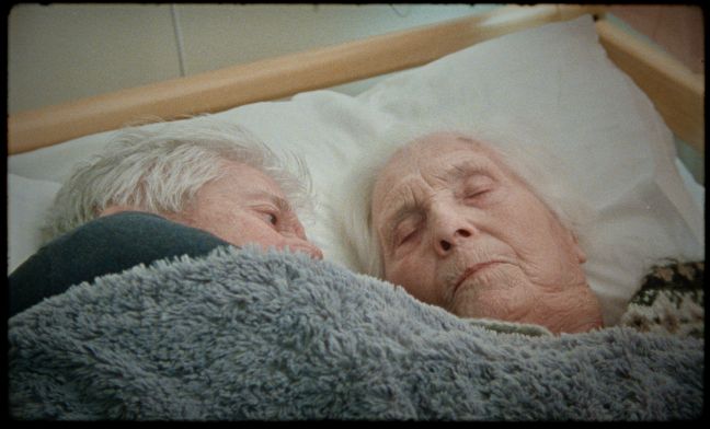 Der eine Protagonist und die eine Protagonistin liegen im Bett