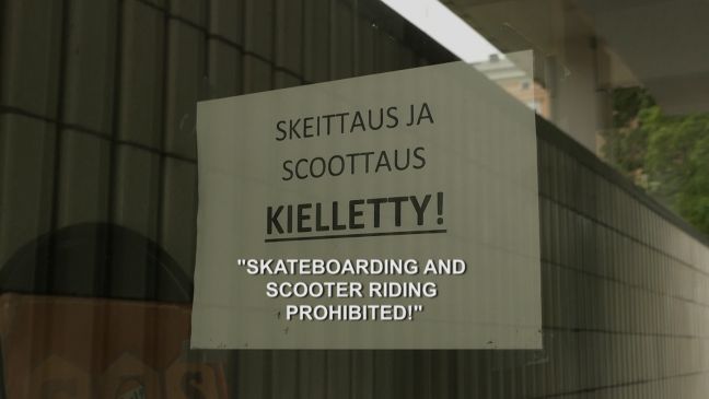 Zeichen mit Skateboarding und Scooterfahren verboten.