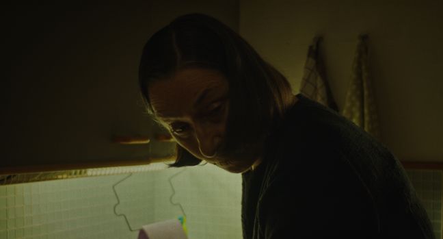 Fronatlaufnahme Großmutter, die nach hinten guckt