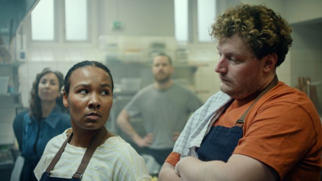 Michael und Naja im Hintergrund, im Vordergrund Anders und Lise in der Küche