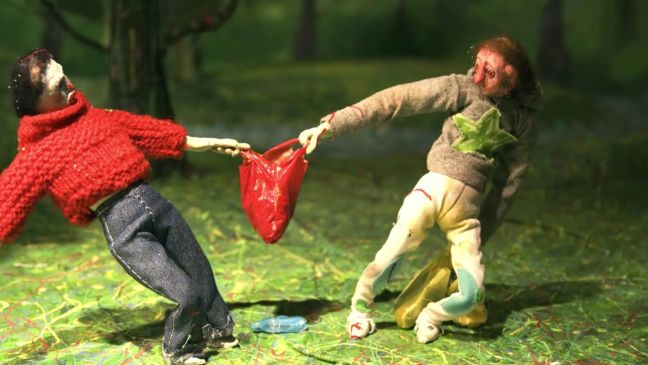 Zwei Figuren streiten um eine Einkaufstasche