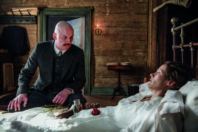 Magnus sitzt an Helenes Krankenbett