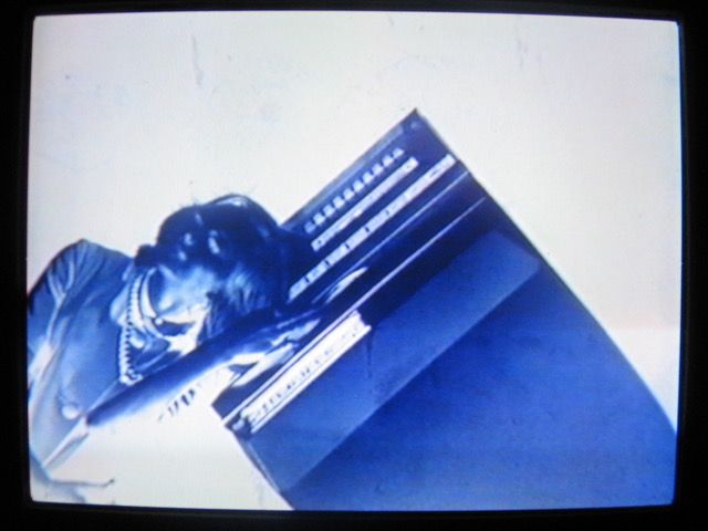 Negativbild einer Frau mit Maschine/Instrument