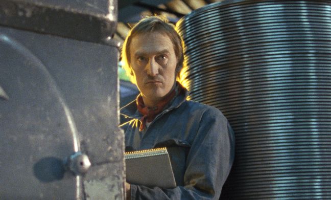 Stig zeichnet in der Fabrik