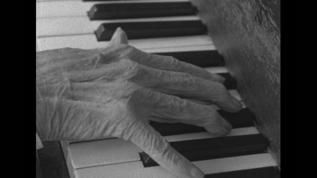 Nahaufnahme von Anna Casparssons Hand am Klavier
