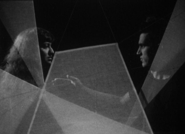 Mann und Frau hinter geometrischen Formen