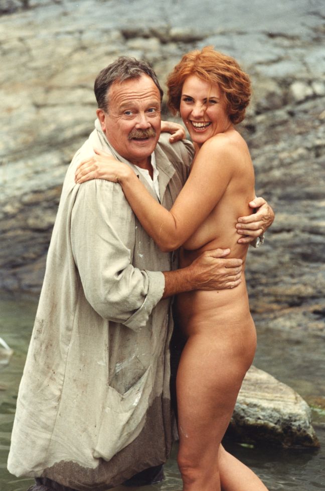 Anders Zorn und die nackte Emilie Bartlett umarmen sich am Meeresufer