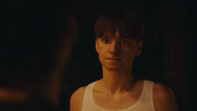 Wiktor blickt liebevoll auf Adam