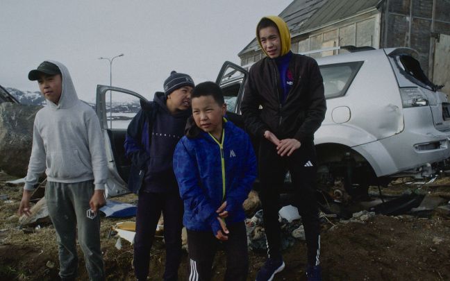 Eine Gruppe von Jungs steht vor einem Auto