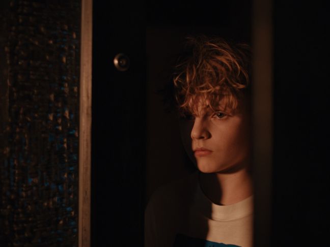 Felix steht im Türrahmen