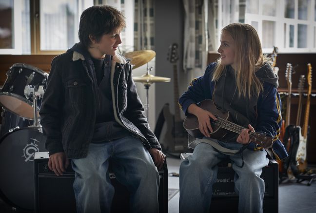 Liam und Honey sind im Musikraum, Honey hält eine Ukulele