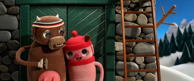 Kuh und Schwein stehen glücklich vor der Hütte.