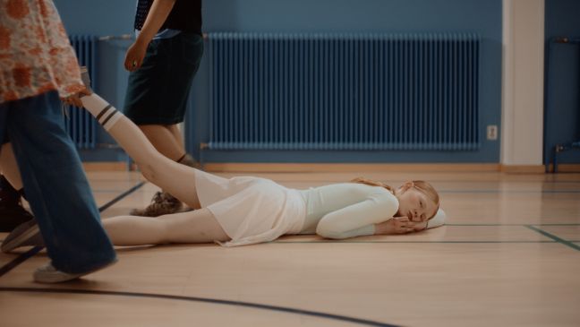 Kielo wird über den Boden gezogen