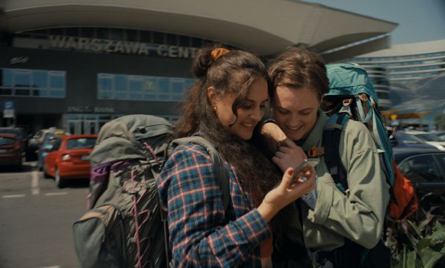 Laura&Alex_Happy backpackers in front of Warsaw Cetral train station