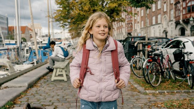 Mira läuft durch den Hafen