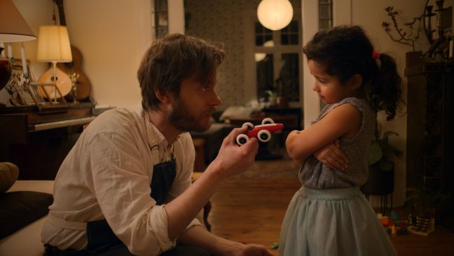 Ein Mädchen bekommt ein Spielzeugauto