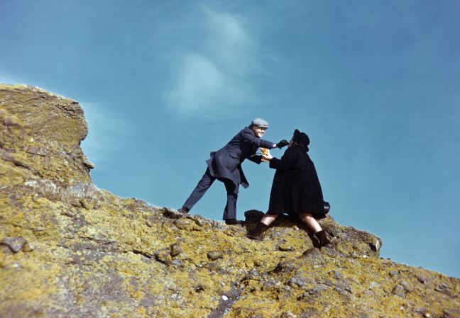 Mann füttert Frau auf Berg