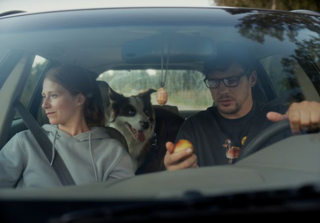 Zane, Kaspars und der Hund im Auto
