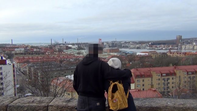 zwei Menschen blicken über die Dächer Göteborgs