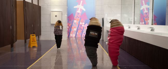 Maden auf der Flughafentoilette