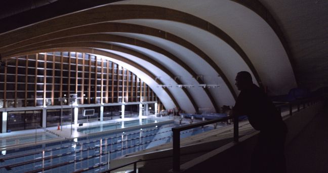 Schwimmbad bei Nacht, von oben