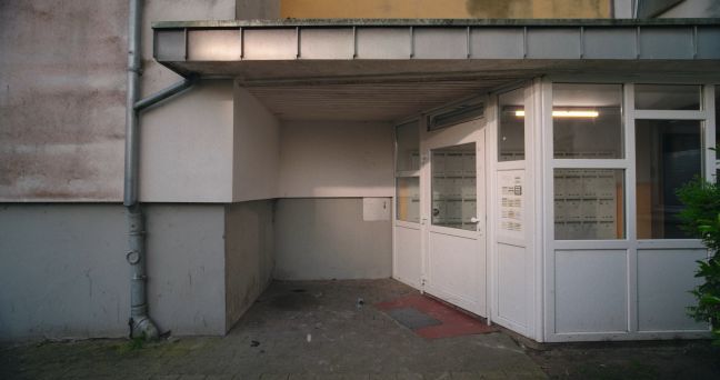 der Eingang eines Wohnblocks