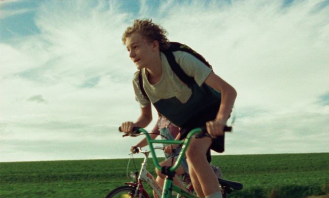 Max auf dem Fahrrad, im Hintergrund seine Schwester Isabell