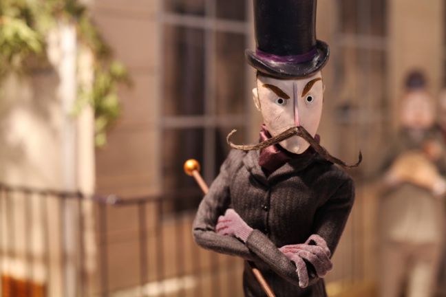 Gemein aussehender Mann mit Schnurrbart