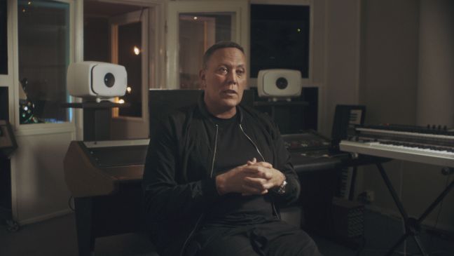 Mikael Gordon Solfors sitzt nachts vor seinem Home Studio