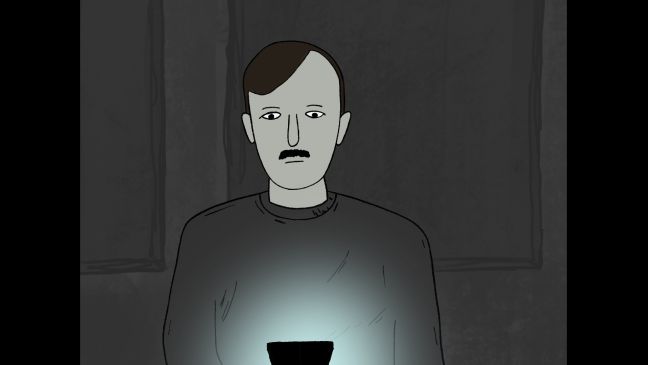 Der Mann im Dunkeln wird von dem Licht seines Smartphones angeleuchtet