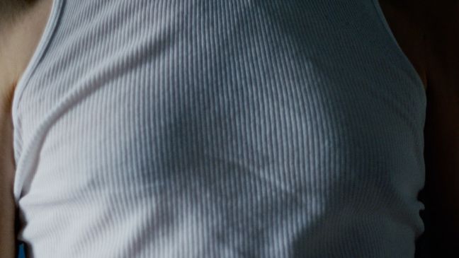 Nahaufnahme eines Oberkörpers im ärmellosen Oberteil