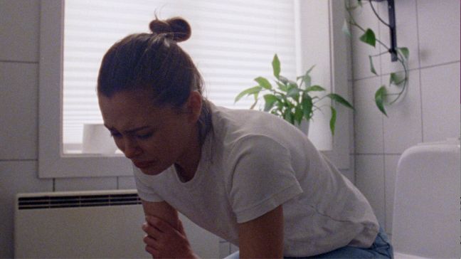 Frida weinend im Badezimmer