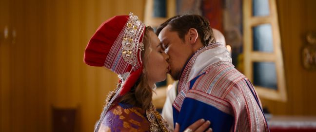 Belle und Henry küssend